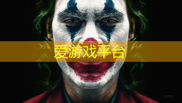 穿过塑胶跑道的人